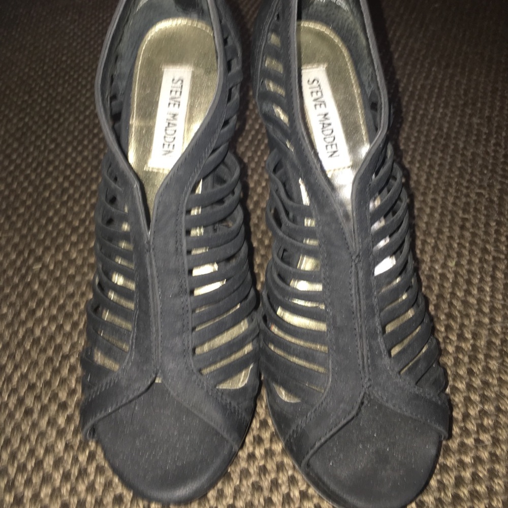 Black wedges